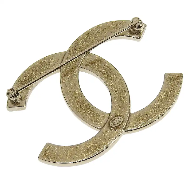 http://シャネル%20CHANEL%20ココマーク%20ブローチ%20ラインストーン%20ブラック%20ゴールド色%20B19A%20中古%20CH0977