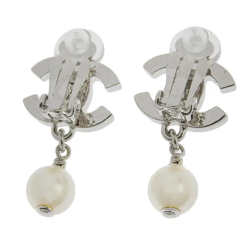 http://シャネル%20CHANEL%20ココマーク%20イヤリング%20フェイクパール%20シルバー色%2005V%20中古%20CH0979