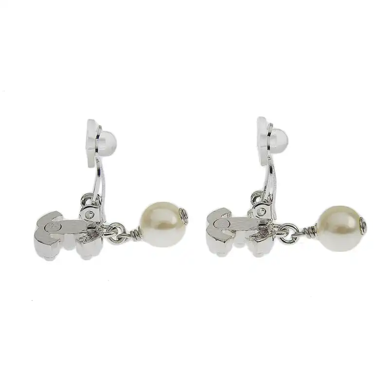 http://シャネル%20CHANEL%20ココマーク%20イヤリング%20フェイクパール%20シルバー色%2005V%20中古%20CH0979