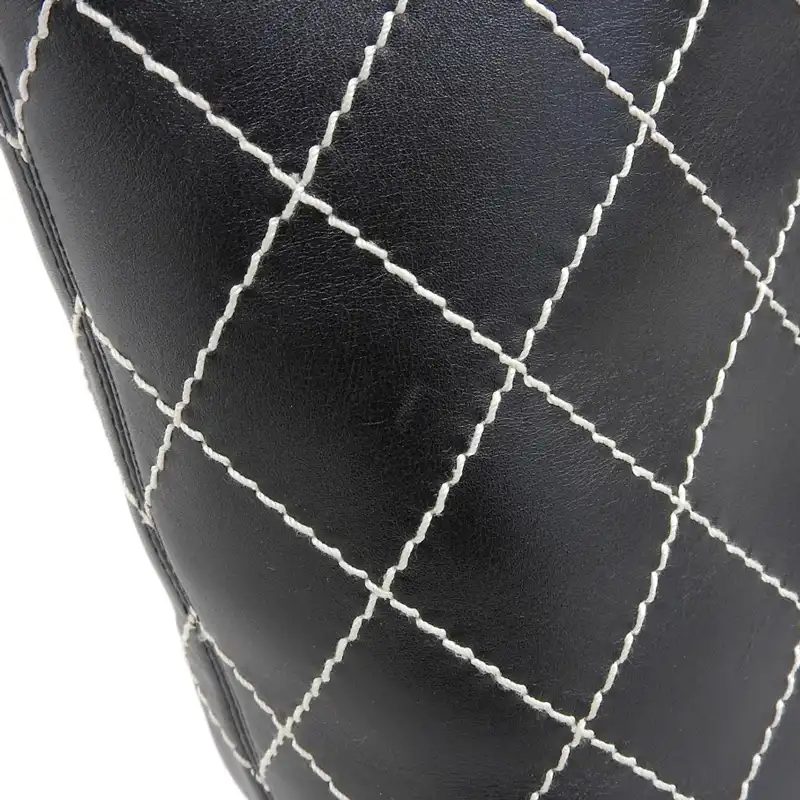 http://シャネル%20CHANEL%20ワイルドステッチ%20トートバッグ%20レザー%20ブラック%20中古%20CH0981