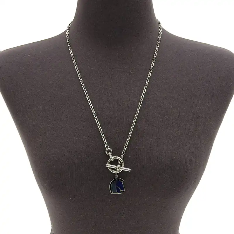 http://エルメス%20HERMES%20エリオス・シュバル%20ネックレス%20メタル/エナメル%20シルバー色/ブルー系%20中古%20HE1109