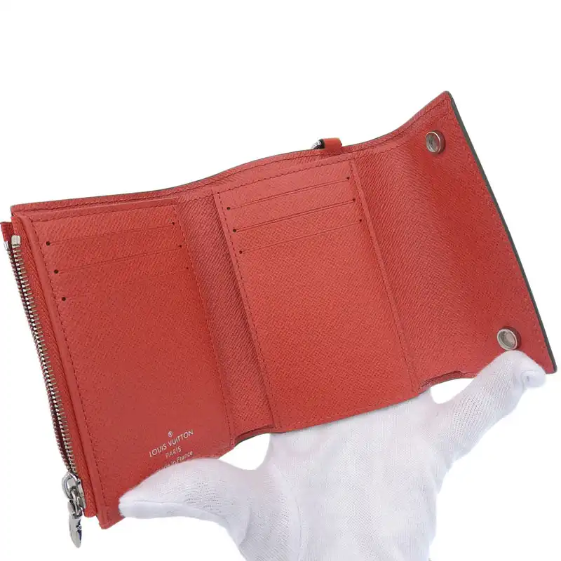 http://ルイヴィトン%20LOUIS%20VUITTON%20エピ%20チェーンコンパクトウォレット%20三つ折り財布%20レッド%20シュプリームコラボ%20M67755%20中古%20LV1631