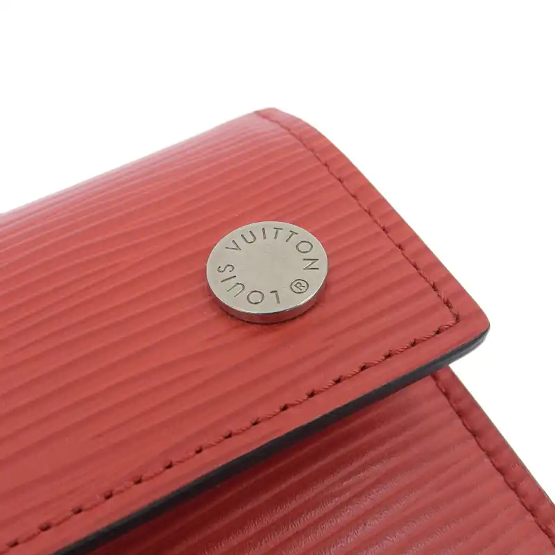 http://ルイヴィトン%20LOUIS%20VUITTON%20エピ%20チェーンコンパクトウォレット%20三つ折り財布%20レッド%20シュプリームコラボ%20M67755%20中古%20LV1631