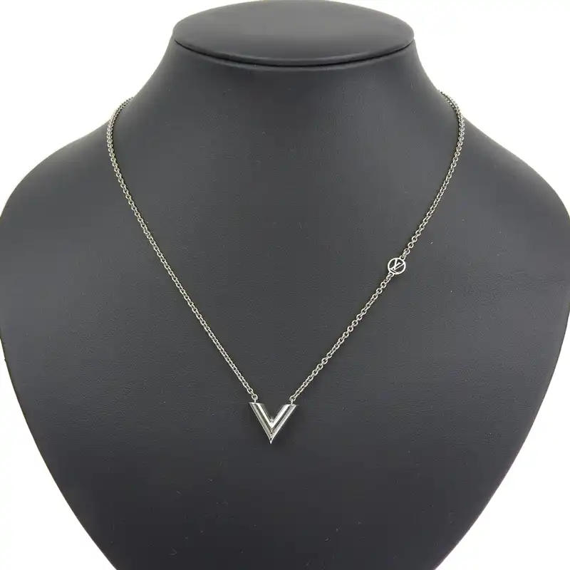 http://ルイヴィトン%20LOUIS%20VUITTON%20ネックレス%20エセンシャルV%20シルバー色%20M63197%20中古%20LV1639
