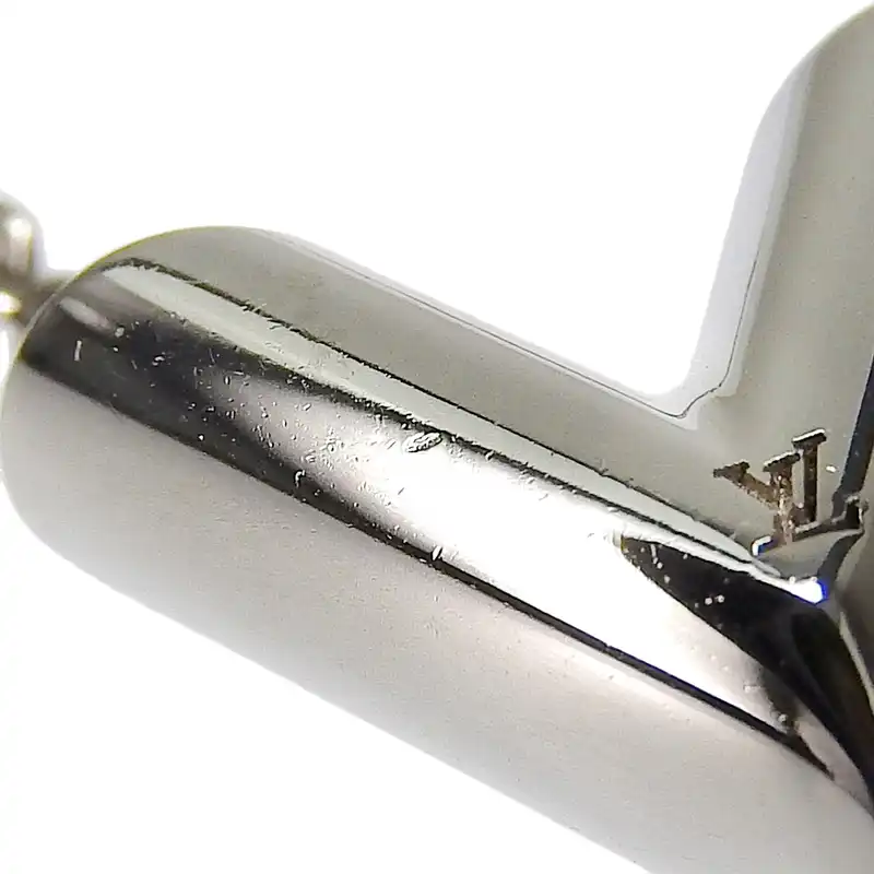 http://ルイヴィトン%20LOUIS%20VUITTON%20ネックレス%20エセンシャルV%20シルバー色%20M63197%20中古%20LV1639