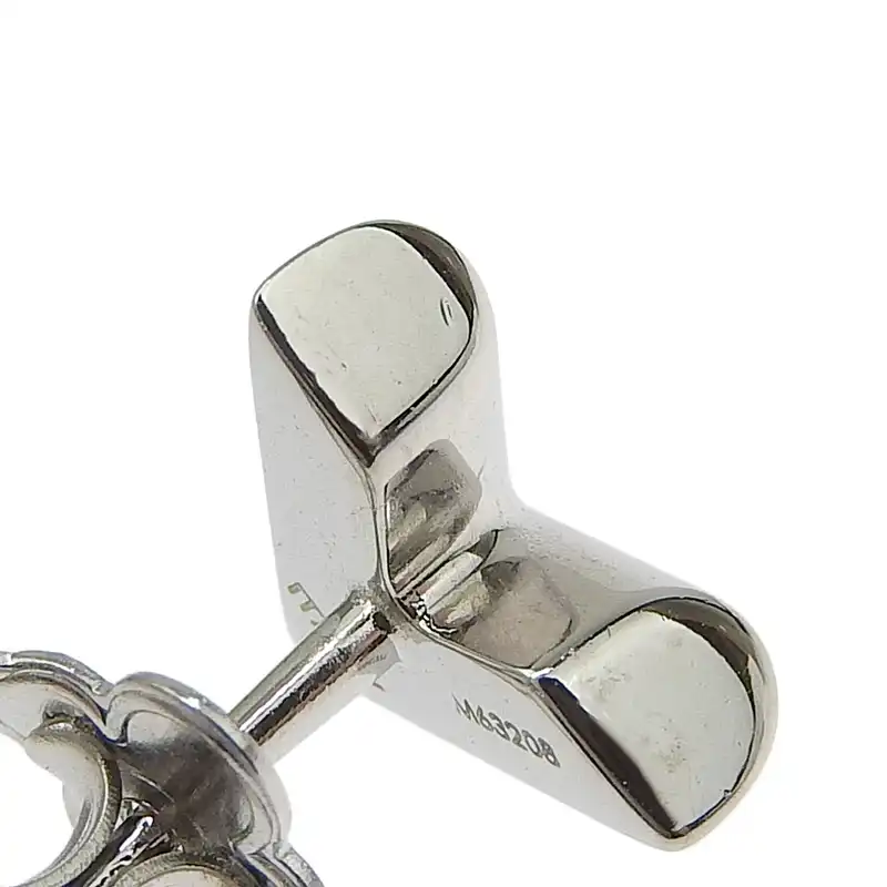 http://ルイヴィトン%20LOUIS%20VUITTON%20ピアス%20エセンシャルV%20シルバー色%20M63208%20中古%20LV1664