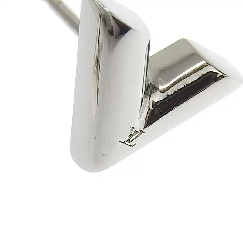 http://ルイヴィトン%20LOUIS%20VUITTON%20ピアス%20エセンシャルV%20シルバー色%20M63208%20中古%20LV1664
