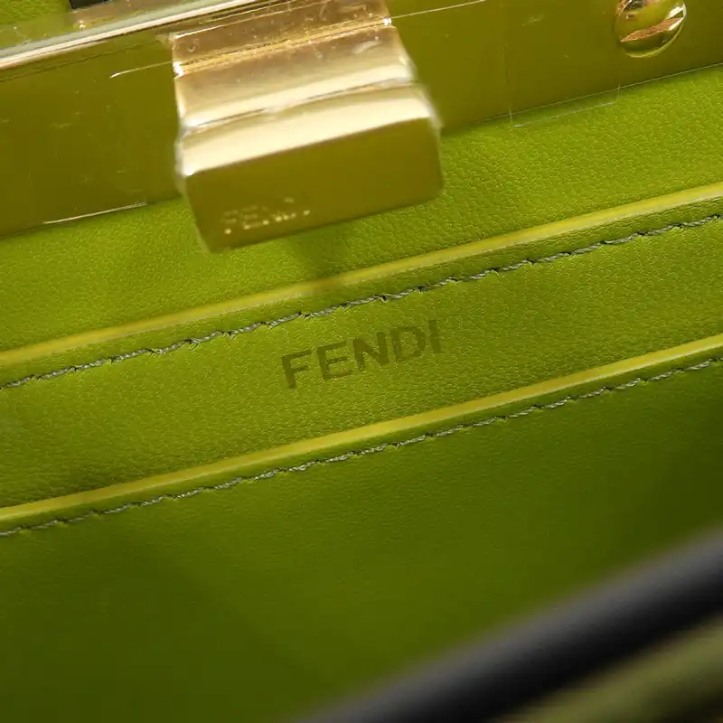 http://フェンディ%20FENDI%20ピーカブー%20アイシーユー%20プチ%202WAY%20ハンドバッグ%20ショルダーバッグ%20レザー%20ライトグリーン%208BN335%20美品%20OB2125