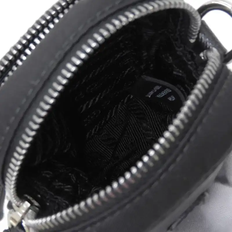 http://プラダ%20PRADA%20ショルダーバッグ%20ミニショルダー%20ナイロン/レザー%20ブラック%202ZT025%20中古%20OB2242