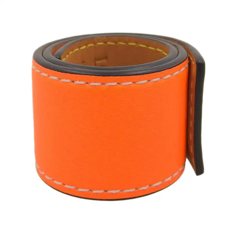 http://ロエベ%20LOEWE%20ブレスレット%20スラップブレスレット%20アナグラム%20レザー%20ネオンオレンジ%20中古%20OBJ0283