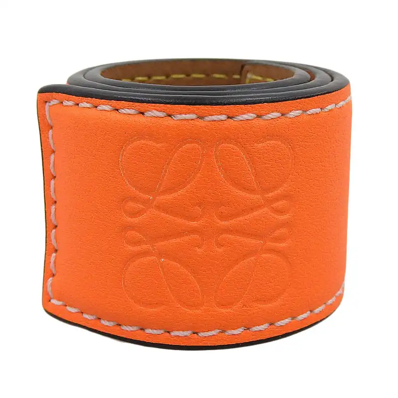 http://ロエベ%20LOEWE%20ブレスレット%20スラップブレスレット%20アナグラム%20レザー%20ネオンオレンジ%20中古%20OBJ0283
