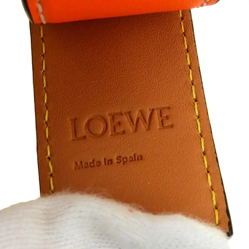 http://ロエベ%20LOEWE%20ブレスレット%20スラップブレスレット%20アナグラム%20レザー%20ネオンオレンジ%20中古%20OBJ0283