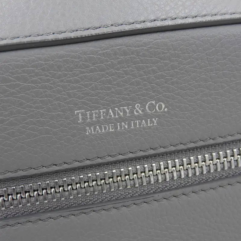 http://ティファニー%20TIFFANY%20&%20Co.%20ショルダーバッグ%20ポシェット%20レザー%20グレー%20美品%20TI0140