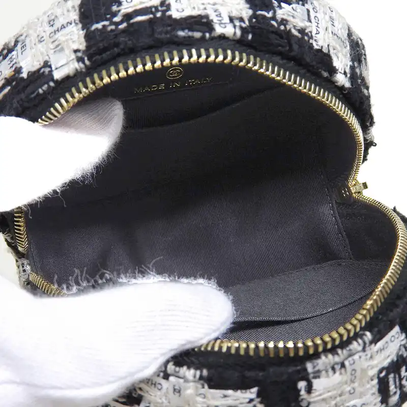 http://シャネル%20CHANEL%20マトラッセ%20ショルダーバッグ%20チェーンショルダー%20ツイード%20ホワイト%20ブラック%2029番台%20中古%20CH0982