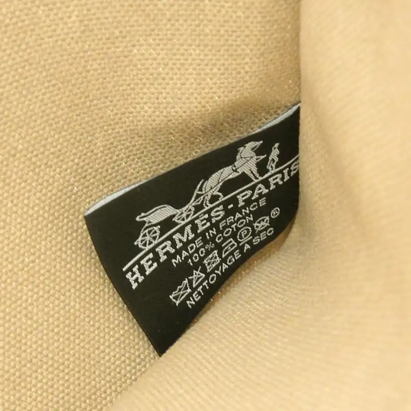 http://エルメス%20HERMES%20ポーチ%20スクエアポーチ%20小物入れ%20キャンバス%20エトゥープ%20中古%20HE1006