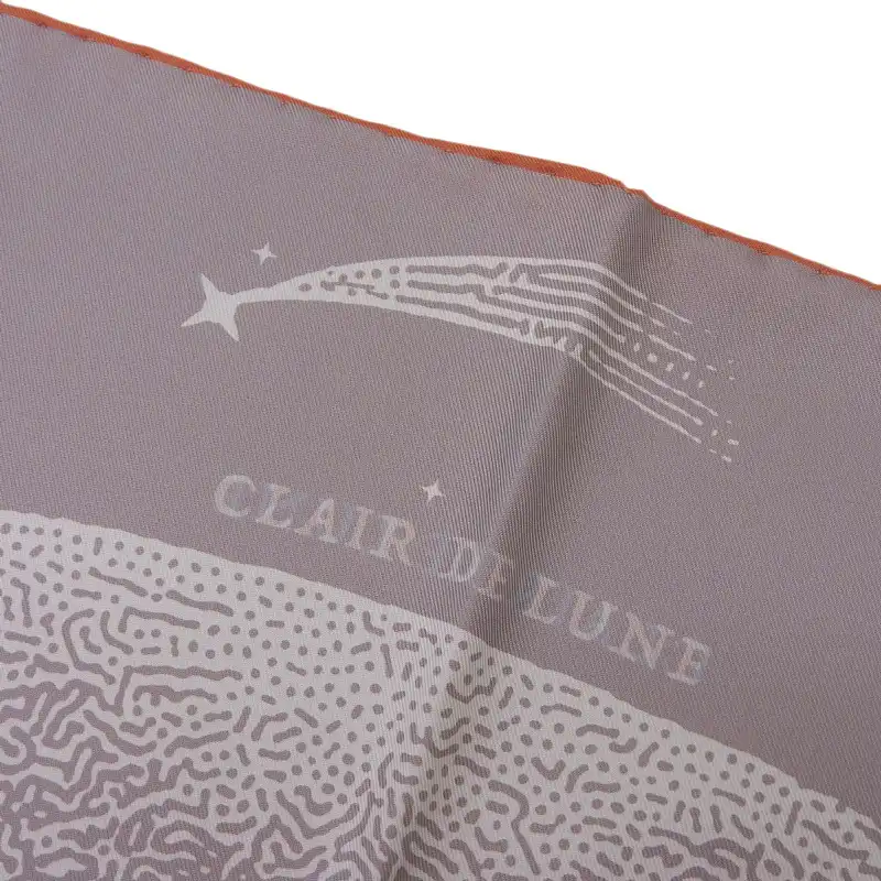http://エルメス%20HERMES%20カレ90%20CLIAR%20DE%20LUNA%20「月光」ダブルフェイス%20リバーシブル%20スカーフ%20シルク%20オレンジ/グレー%20中古%20HE1007