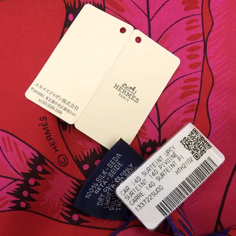 http://エルメス%20HERMES%20カレ140%20The%20Savana%20dance%20「サバンナのダンス」%20スカーフ%20シルク%20レッド系%20中古%20HE1008