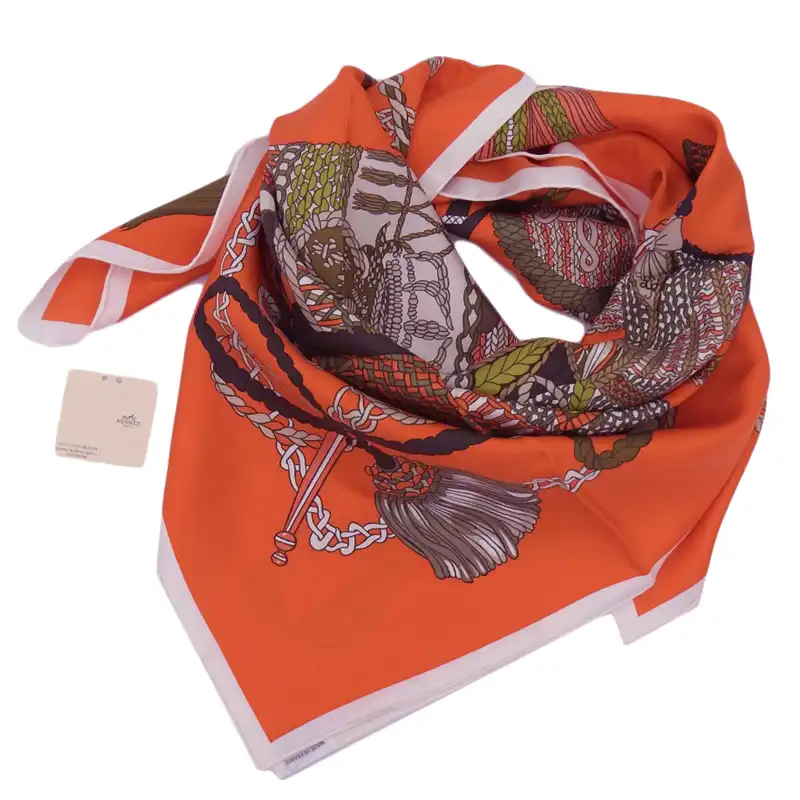 http://エルメス%20HERMES%20カレ90%20LE%20TIMBLIER%20「ティンパニー奏者」%20スカーフ%20シルク%20オレンジ%20中古%20HE1009