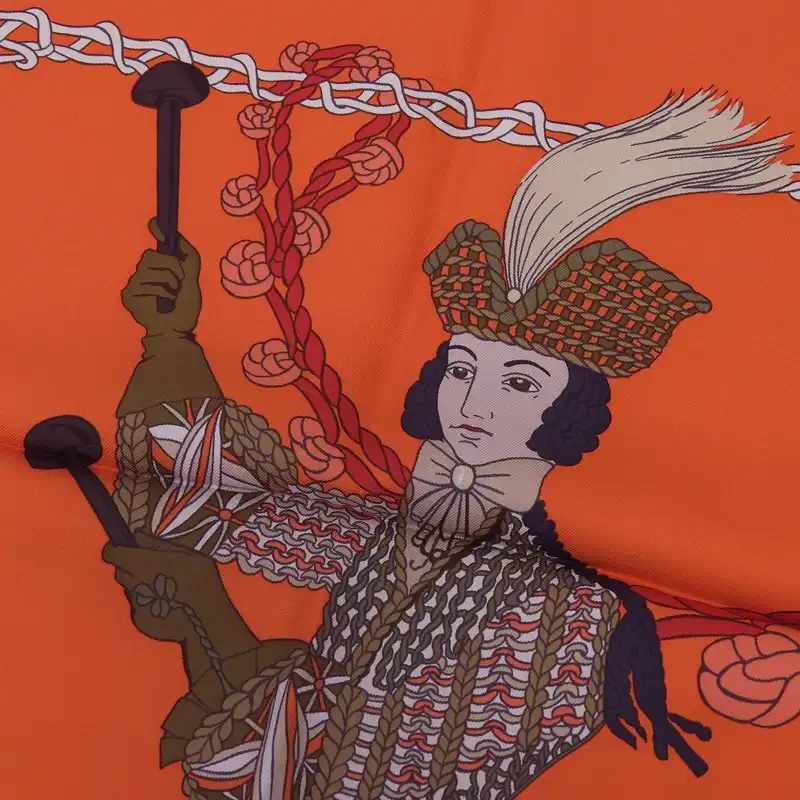 http://エルメス%20HERMES%20カレ90%20LE%20TIMBLIER%20「ティンパニー奏者」%20スカーフ%20シルク%20オレンジ%20中古%20HE1009
