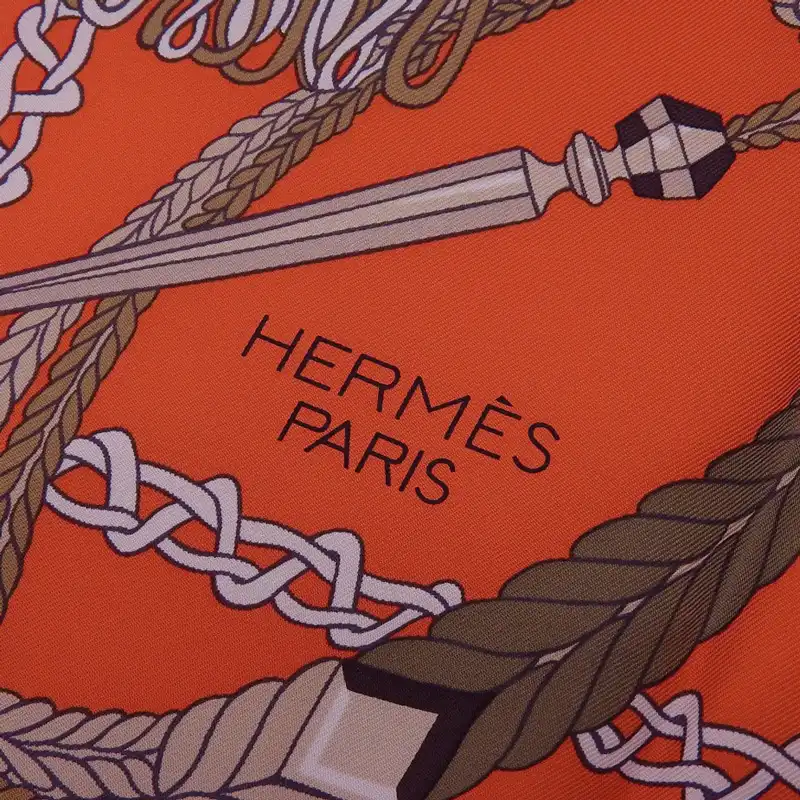 http://エルメス%20HERMES%20カレ90%20LE%20TIMBLIER%20「ティンパニー奏者」%20スカーフ%20シルク%20オレンジ%20中古%20HE1009