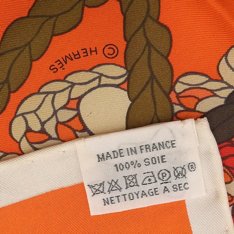 http://エルメス%20HERMES%20カレ90%20LE%20TIMBLIER%20「ティンパニー奏者」%20スカーフ%20シルク%20オレンジ%20中古%20HE1009