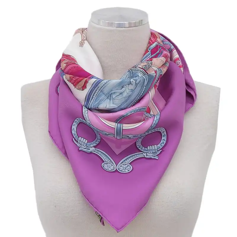 http://エルメス%20HERMES%20カレ90%20BRIDEDE%20COUR%20「法廷の勒」%20スカーフ%20シルク%20パープル%20美品%20HE1106