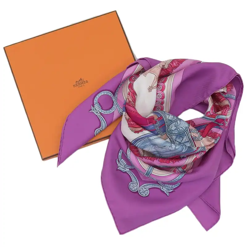 http://エルメス%20HERMES%20カレ90%20BRIDEDE%20COUR%20「法廷の勒」%20スカーフ%20シルク%20パープル%20美品%20HE1106