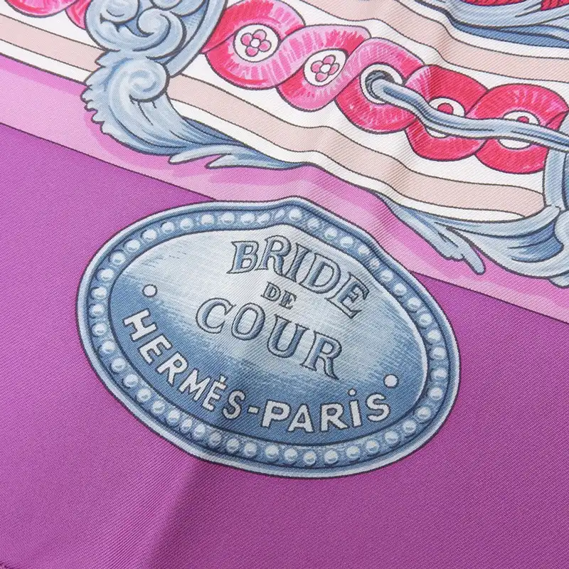 http://エルメス%20HERMES%20カレ90%20BRIDEDE%20COUR%20「法廷の勒」%20スカーフ%20シルク%20パープル%20美品%20HE1106