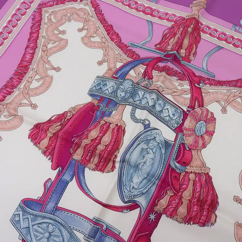 http://エルメス%20HERMES%20カレ90%20BRIDEDE%20COUR%20「法廷の勒」%20スカーフ%20シルク%20パープル%20美品%20HE1106
