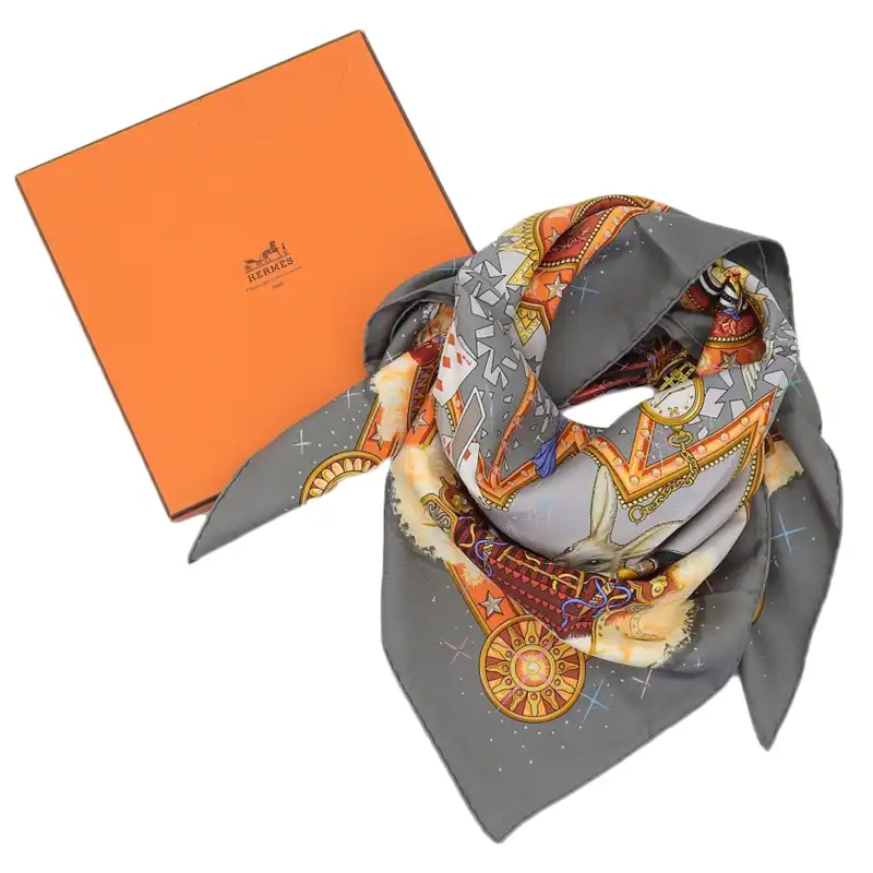 http://エルメス%20HERMES%20カレ90%20LA%20MAGIE%20「マジック」%20スカーフ%20シルク%20グレー%20中古%20HE1107
