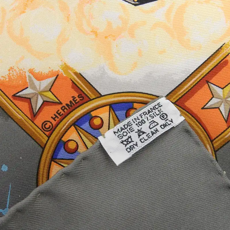 http://エルメス%20HERMES%20カレ90%20LA%20MAGIE%20「マジック」%20スカーフ%20シルク%20グレー%20中古%20HE1107