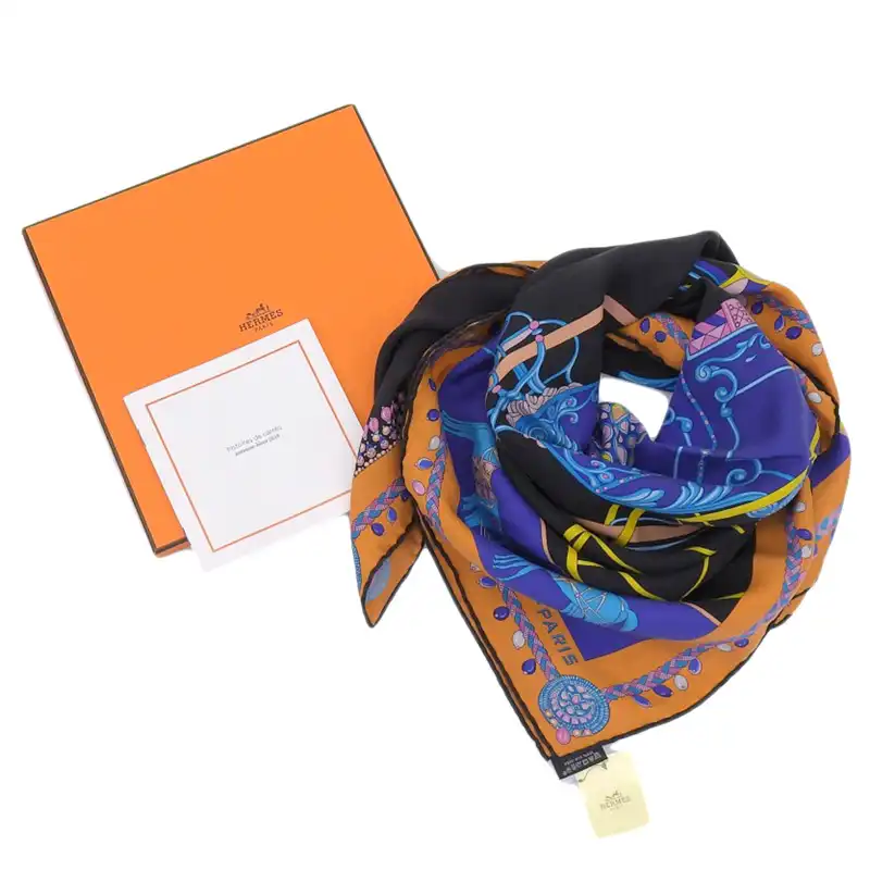 http://エルメス%20HERMES%20カレ90%20COUPE%20DE%20GALA%20「クーペドゥガラ」%20スカーフ%20シルク%20ブラック/ブルー/オレンジ%20美品%20HE1108