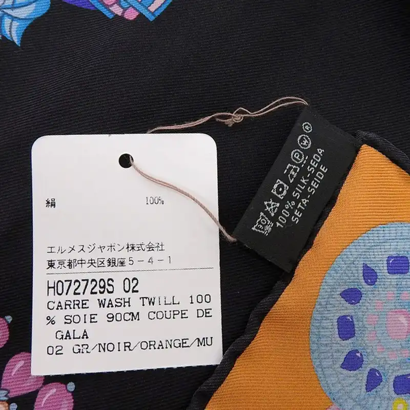 http://エルメス%20HERMES%20カレ90%20COUPE%20DE%20GALA%20「クーペドゥガラ」%20スカーフ%20シルク%20ブラック/ブルー/オレンジ%20美品%20HE1108