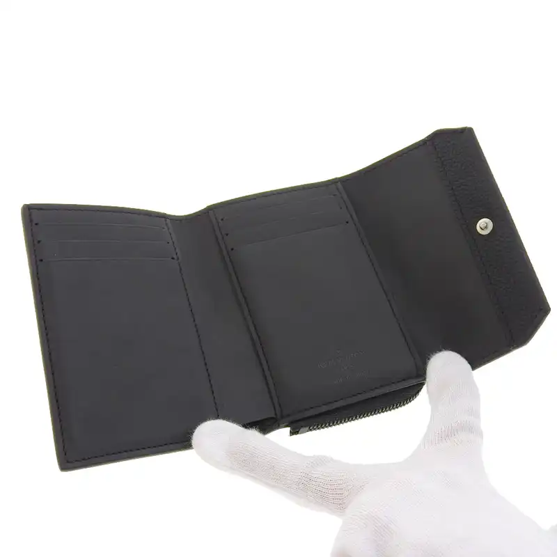 http://ルイヴィトン%20LOUIS%20VUITTON%20ポルトフォイユ・パイロット%20LVアエログラム%20三つ折り財布%20レザー%20ブラック%20M81740%20中古%20LV1666