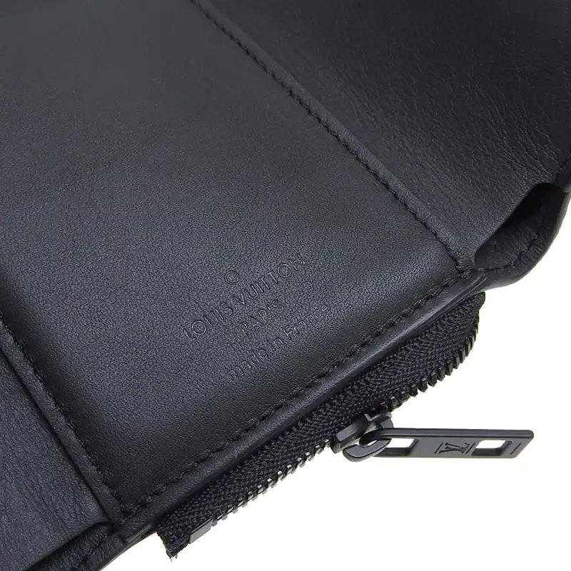 http://ルイヴィトン%20LOUIS%20VUITTON%20ポルトフォイユ・パイロット%20LVアエログラム%20三つ折り財布%20レザー%20ブラック%20M81740%20中古%20LV1666