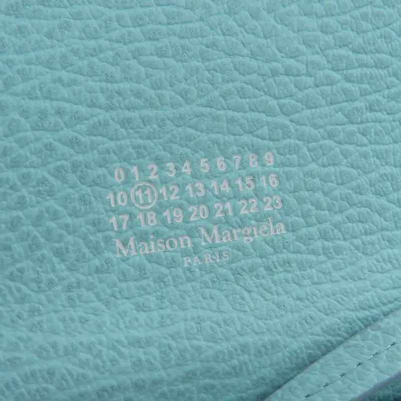 http://メゾンマルジェラ%20Maison%20Margiela%20チェーンウォレット%204ステッチ%20財布%20ショルダーバッグ%20レザー%20ブルー%20中古%20OB2238