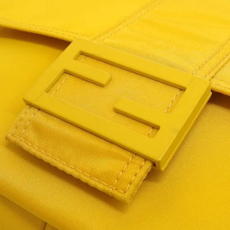 http://フェンディ%20FENDI%20バケット%20メッセンジャーバッグ%20ショルダーバッグ%20斜め掛け%20ナイロン%20イエロー%207VA537%20中古%20OB2241