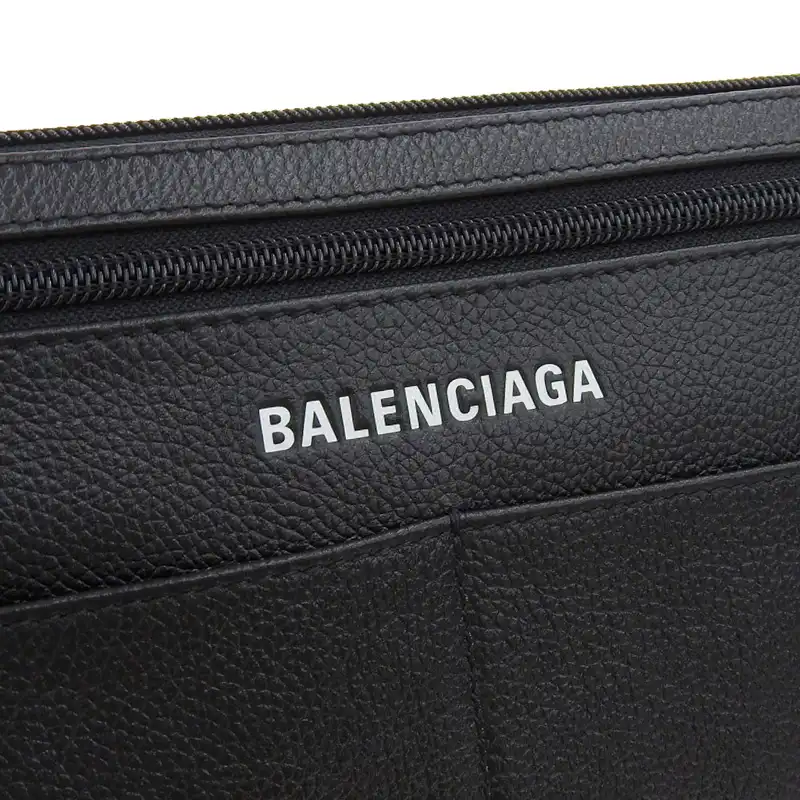 http://バレンシアガ%20BALENCIAGA%20サコッシュ%20ショルダーバッグ%20斜め掛け%20レザー%20ブラック%20673169%20美品%20OB2243