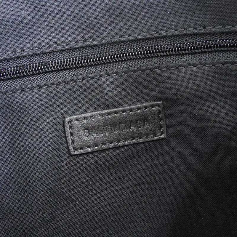 http://バレンシアガ%20BALENCIAGA%20サコッシュ%20ショルダーバッグ%20斜め掛け%20レザー%20ブラック%20673169%20美品%20OB2243