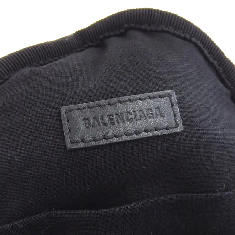 http://バレンシアガ%20BALENCIAGA%20エクスプローラー%202WAYバッグ%20ショルダー%20クロスボディ%20ミニリュック%20レザー%20ブラック%20656060%20中古%20OB2246