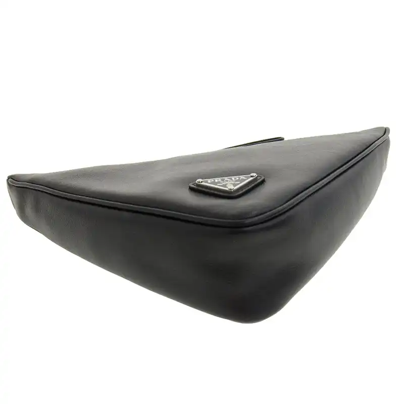 http://プラダ%20PRADA%20クラッチバッグ%20トライアングル%20セカンドバッグ%20ポーチ%20レザー%20ブラック%201NE039%20中古%20OB2252
