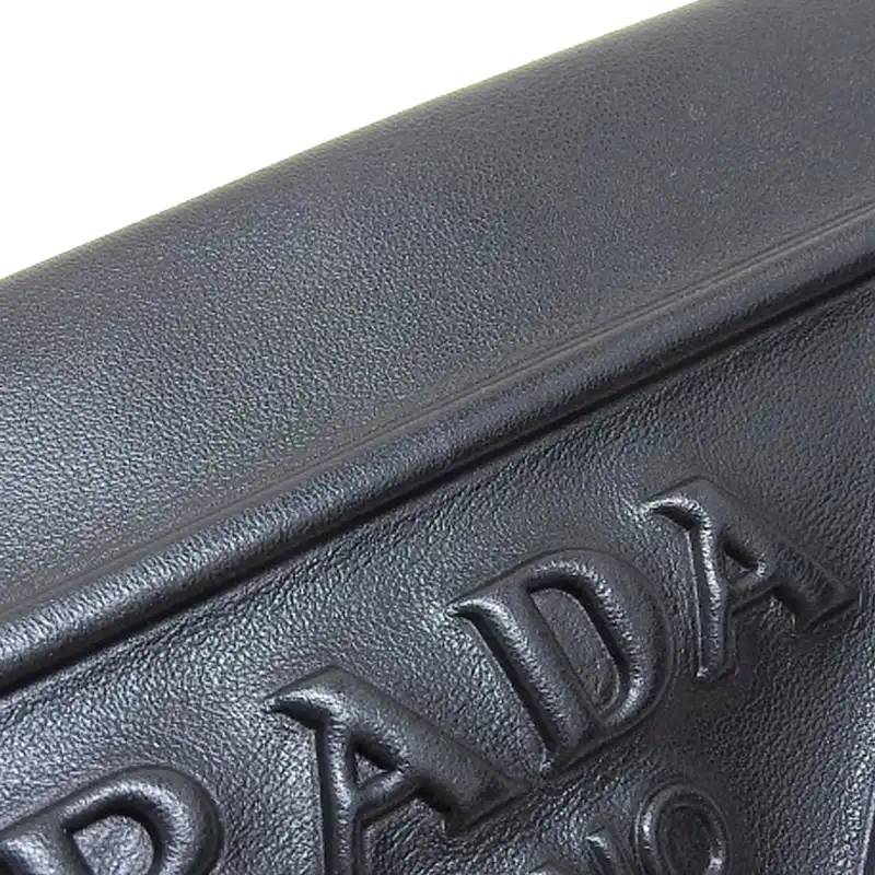 http://プラダ%20PRADA%20クラッチバッグ%20トライアングル%20セカンドバッグ%20ポーチ%20レザー%20ブラック%201NE039%20中古%20OB2252