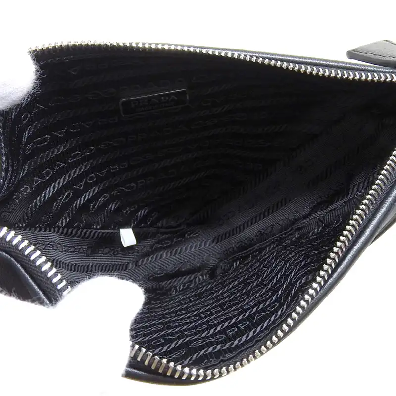 http://プラダ%20PRADA%20クラッチバッグ%20トライアングル%20セカンドバッグ%20ポーチ%20レザー%20ブラック%201NE039%20中古%20OB2252