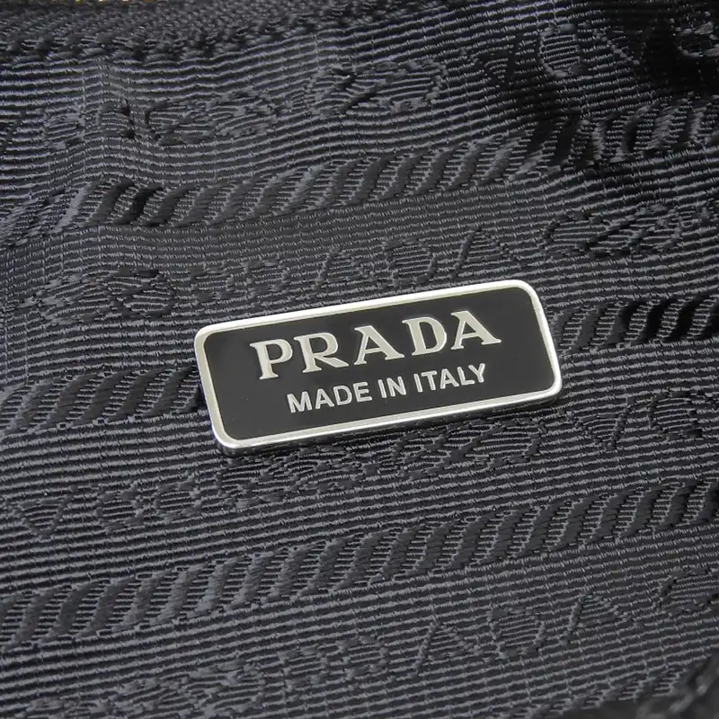 http://プラダ%20PRADA%20クラッチバッグ%20トライアングル%20セカンドバッグ%20ポーチ%20レザー%20ブラック%201NE039%20中古%20OB2252