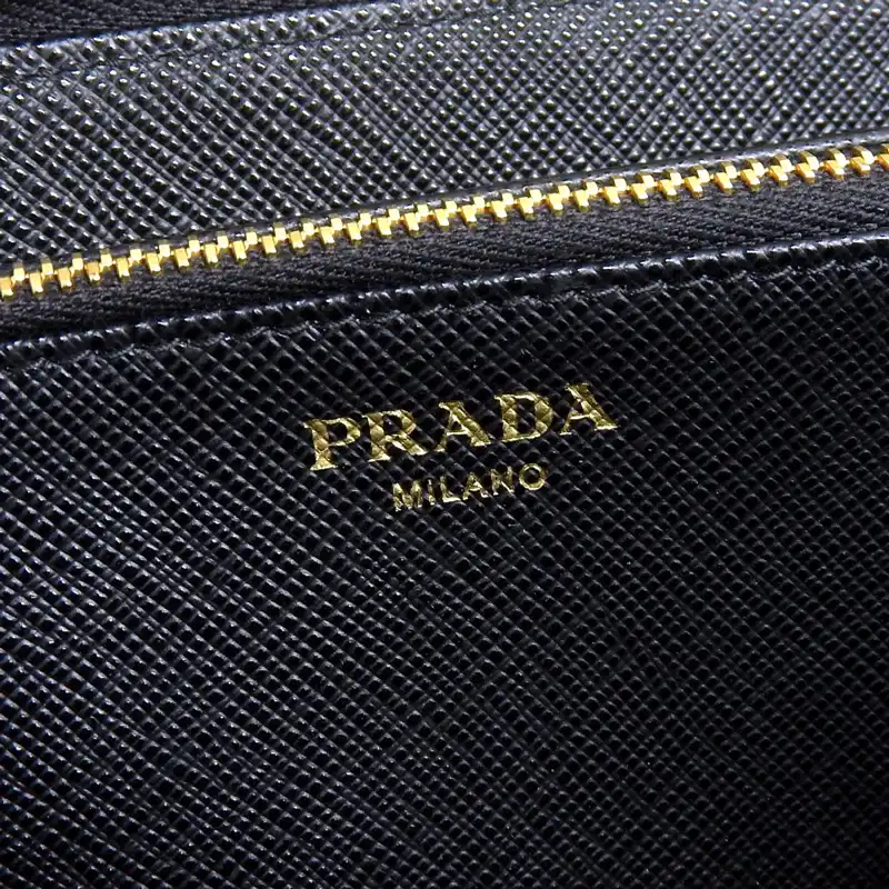 http://プラダ%20PRADA%20ラウンドファスナー%20長財布%20ナイロン/レザー%20ブラック%20中古%20OBB0581