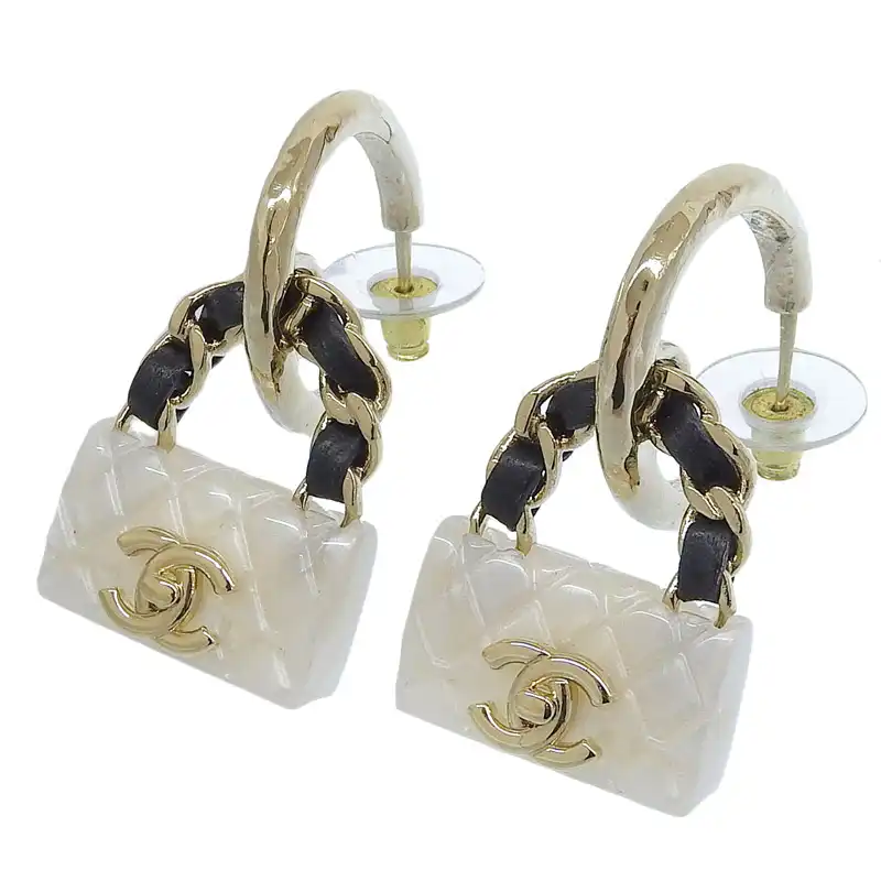 シャネル CHANEL B23C ココマーク マトラッセ バッグモチーフ ピアス ホワイト ブラック ゴールド色 中古 CH0966