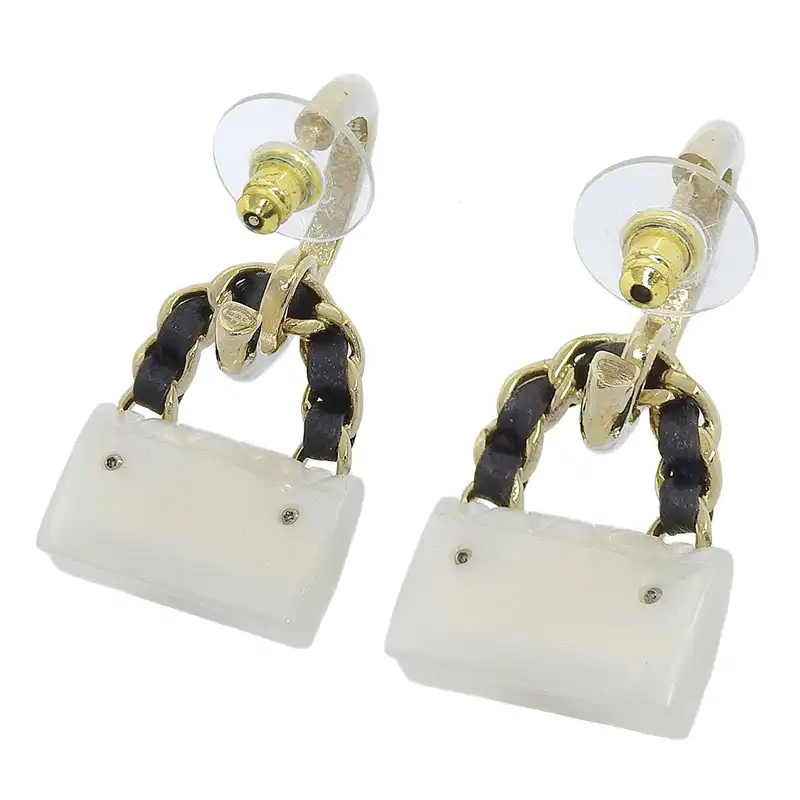 http://シャネル%20CHANEL%20B23C%20ココマーク%20マトラッセ%20バッグモチーフ%20ピアス%20ホワイト%20ブラック%20ゴールド色%20中古%20CH0966