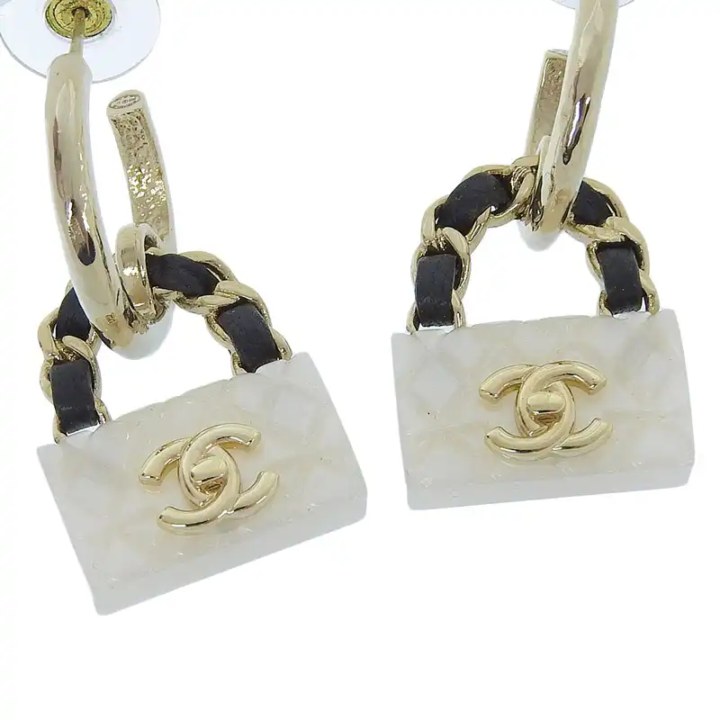 http://シャネル%20CHANEL%20B23C%20ココマーク%20マトラッセ%20バッグモチーフ%20ピアス%20ホワイト%20ブラック%20ゴールド色%20中古%20CH0966