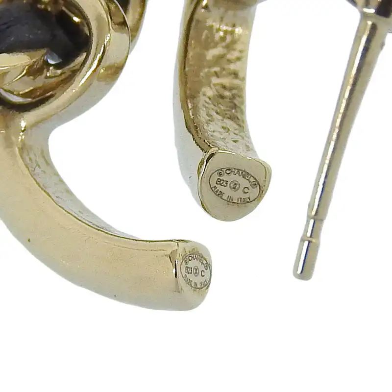 http://シャネル%20CHANEL%20B23C%20ココマーク%20マトラッセ%20バッグモチーフ%20ピアス%20ホワイト%20ブラック%20ゴールド色%20中古%20CH0966