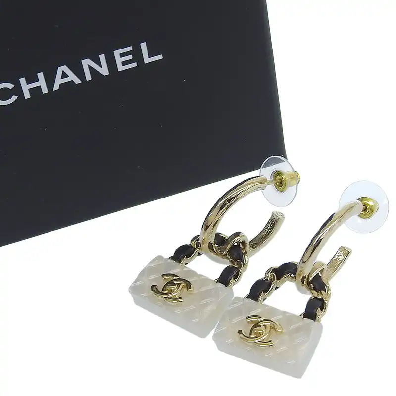 http://シャネル%20CHANEL%20B23C%20ココマーク%20マトラッセ%20バッグモチーフ%20ピアス%20ホワイト%20ブラック%20ゴールド色%20中古%20CH0966
